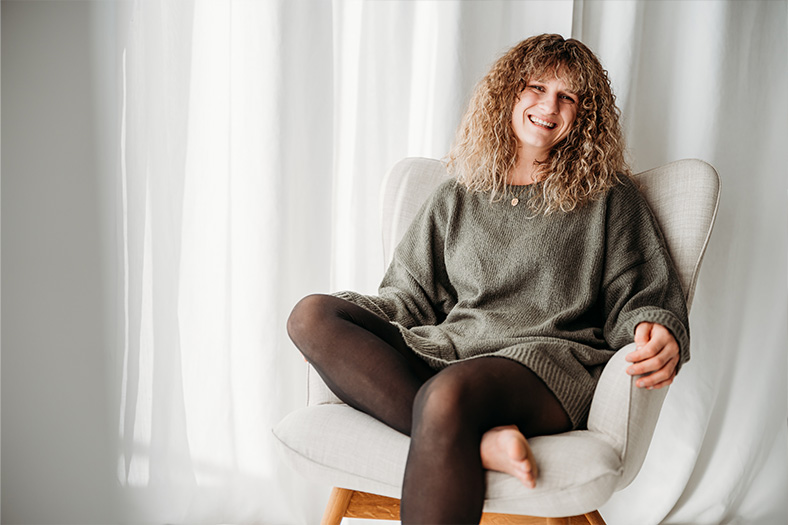 : Hände halten ein aufgeschlagenes Buch mit Markierungen.